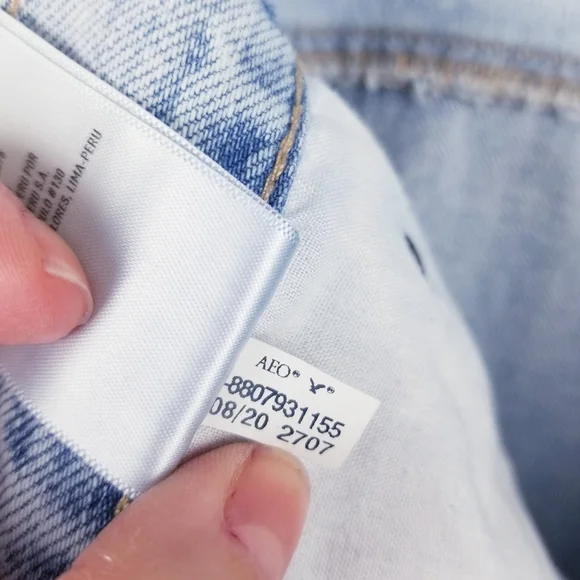 American Eagle 90s Boyfriend Light Wash Distressed Jeans size 12 X-Long - Picture 11 of 11